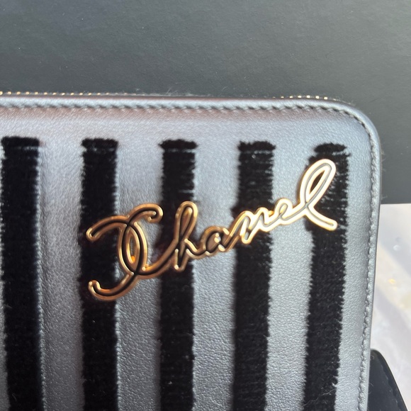 CHANEL WRISTLET/WALLET NEW IN BOX WITH COA CARD - Picture 4 of 13